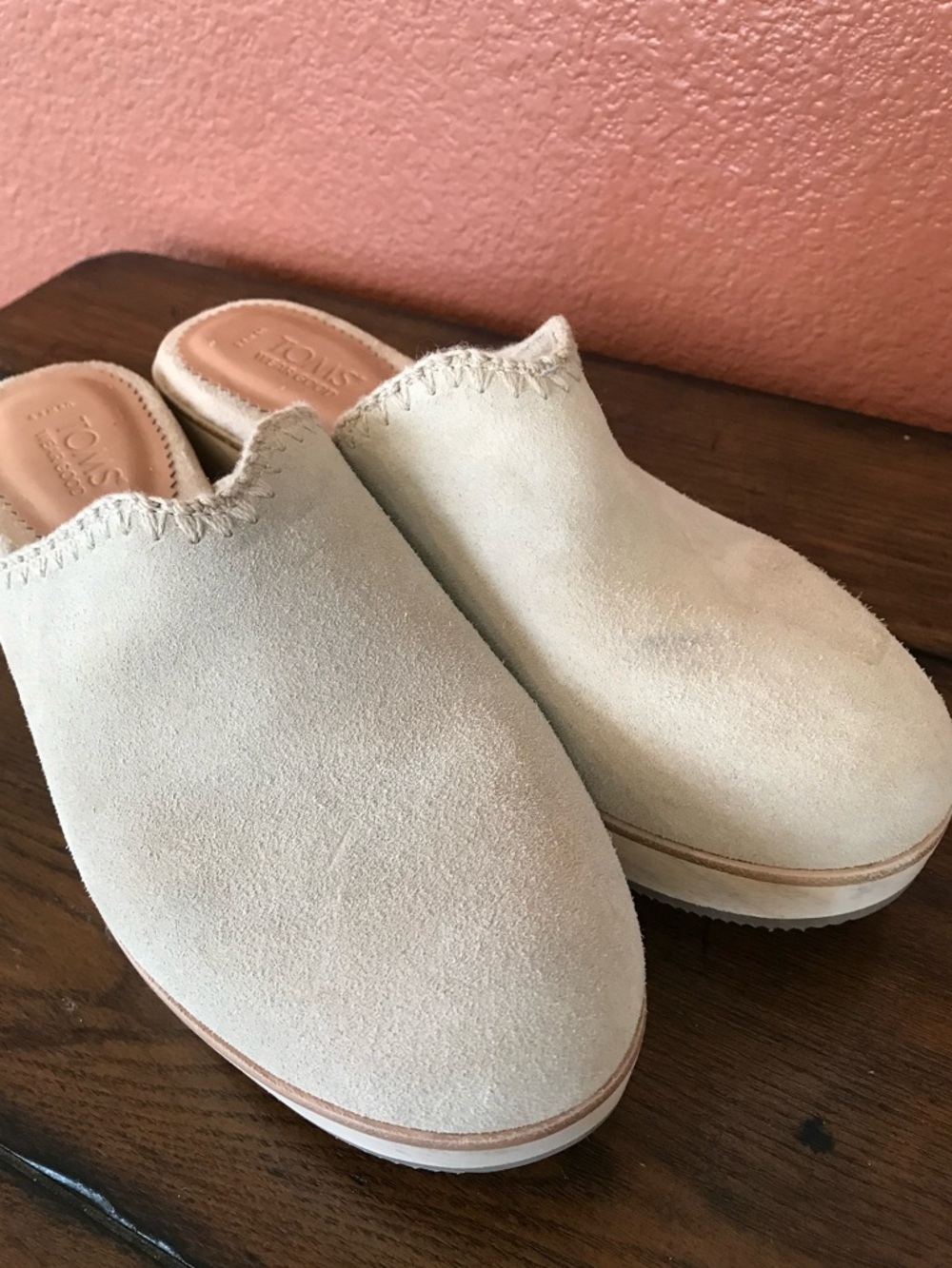 TOMS Women’s 8.5 Addison Neutral Cream Suede Round Toe Mule Wooden Clogs in EUC - Picture 3 of 16